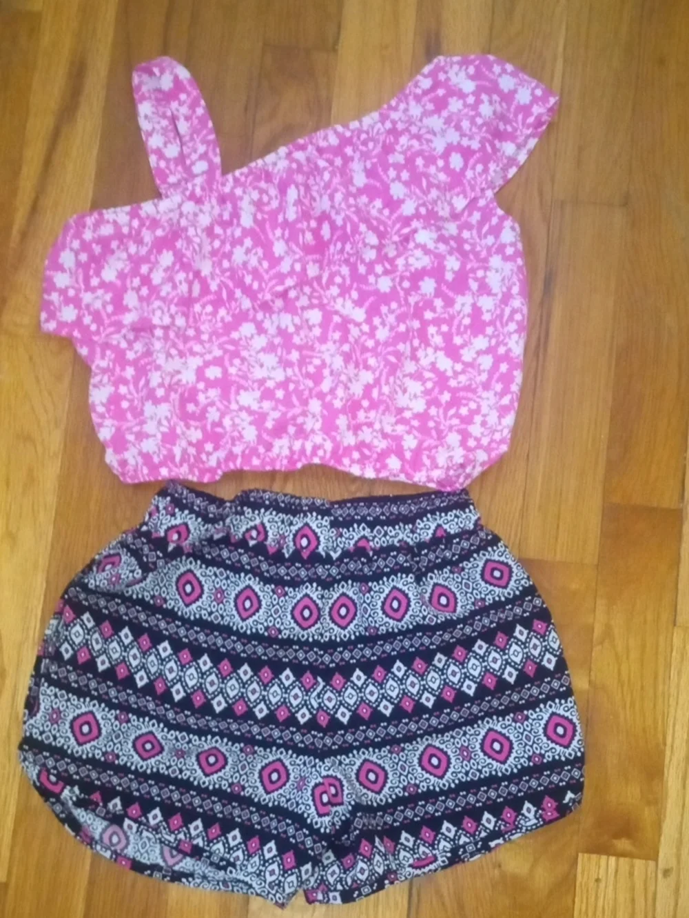 girl med Pink Floral One-Shoulder Top with Patterned Black & Pink Shorts Set